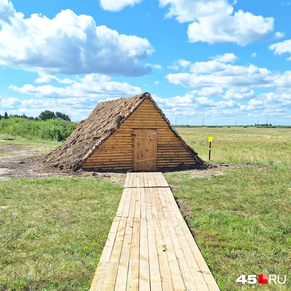Реконструкция жилища древнего человека эпохи раннего железного века | Источник: Александр Лисихин / 45.RU