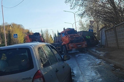 Мусоровоз в Уфе перевернулся и врезался в стену