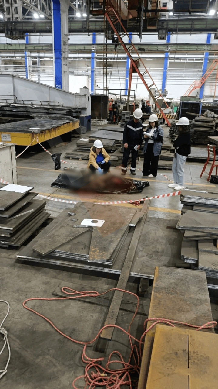 Колеса крана раздавили женщину о колонну, она погибла до приезда скорой | Источник: Служба спасения Свердловской области / ИА «Ночные новости»