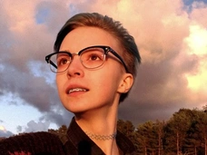 Селфи голой дочери Михаила Ефремова в душе