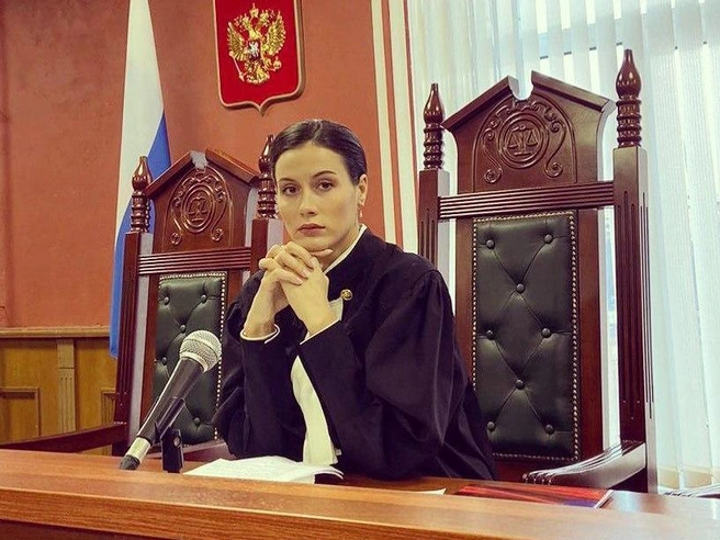 Елена примеряет образ судьи только на экране | Источник: vozhele / Instagram.com (экстремистская организация, деятельность запрещена на территории РФ)