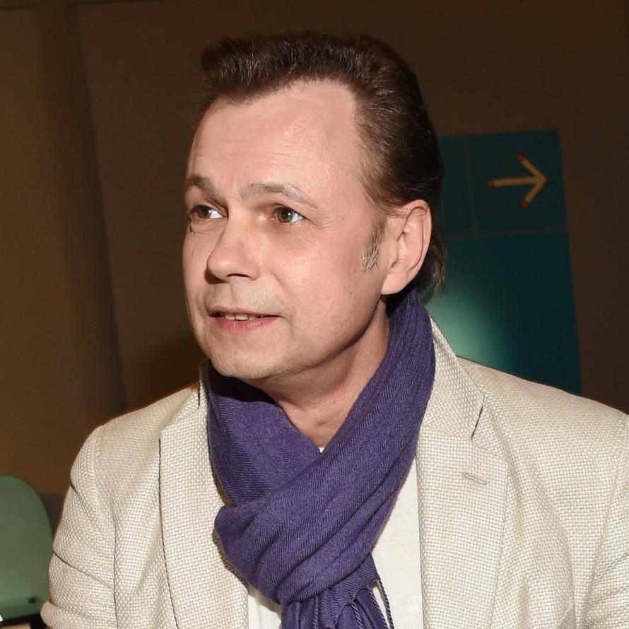 Все близкие в сборе, звучат песни: на Троекуровском открыли памятник Владимиру Левкину