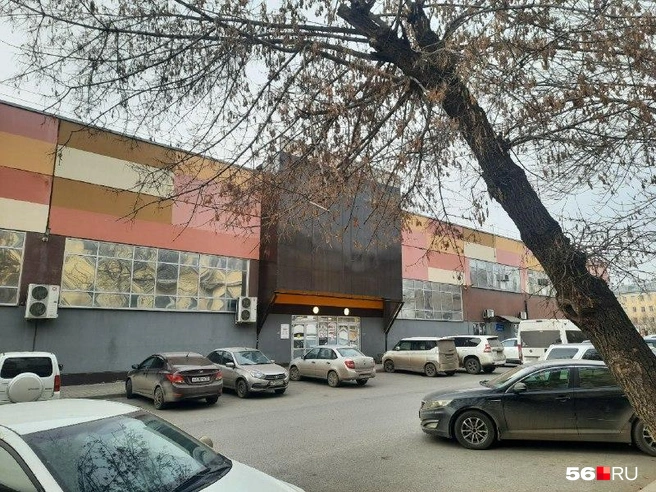 Мясной отдел со стороны улицы Богдана Хмельницкого | Источник: Анастасия Баринова / 56.RU