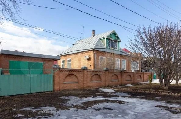 В этом крохотном по сравнению с остальными доме&nbsp;— 127 квадратов. Участок тоже меньше остальных&nbsp;— 4 сотки | Источник: avito.ru
