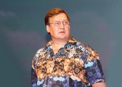 Жена ушла к Лавроненко, а роли — к друзьям. Как выглядит и живет звезда «России молодой» Степан Старчиков