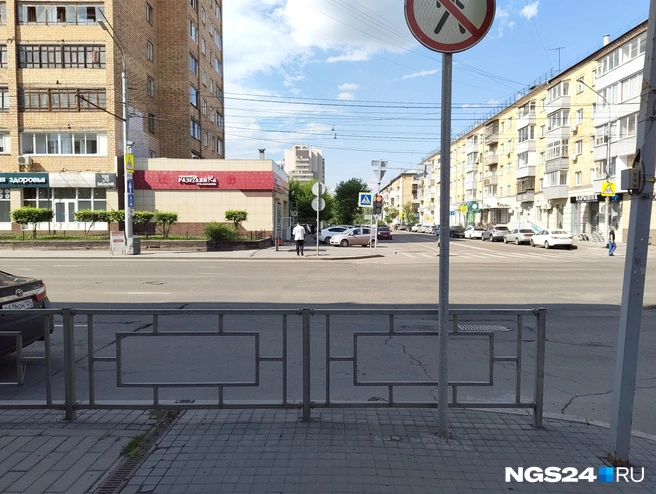 Мужчина в белом перебежал дорогу в неправильном месте, но мы не успели нажать кнопку записи видео | Источник: Геннадий Денисов / NGS24.RU