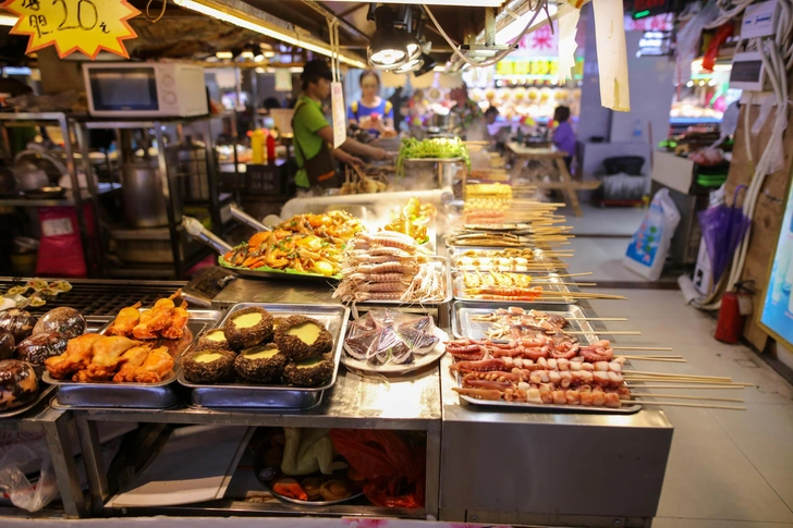 Магазинчик готовой еды в Санье, Китай, архивное фото | Источник: schankz/Shutterstock/Fotodom.ru