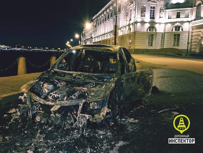 В центре Петербурга огонь уничтожил «Ауди» с дагестанским номером (фото, видео) | Источник: фото с сайта vk.com, сообщество «Дорожный инспектор»