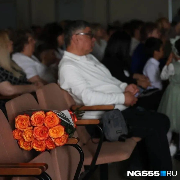 Цветы в этот день заполоняют школы | Источник: Евгений Софийчук / NGS55.RU