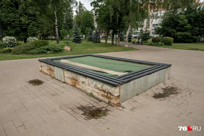 Рядом с фонтаном что-то, что должно было стать благоустройством  | Источник: Александр Куренной / 76.RU