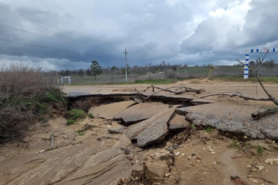 Дорогу к кладбищу в Волгограде размыло перед Пасхой