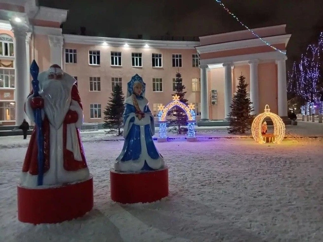 Площадь Ленина в Новокуйбышевске украсили две новые световые арки, а также композиции в форме звезд и новогоднего шара | Источник: НОВОКУЙБЫШЕВСК