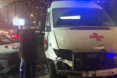Скорая помощь попала в аварию на перекрестке в Петербурге