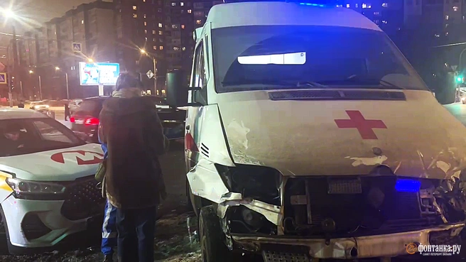 Ехала на экстренный вызов. На пересечении Королева и Сизова в ДТП попала скорая помощь | Источник: «Фонтанка.ру»