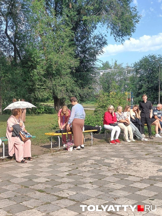 Предусмотрительные бабушки укрываются от зноя под кружевными зонтиками | Источник: Юлия Дроглева / TOLYATTY.RU