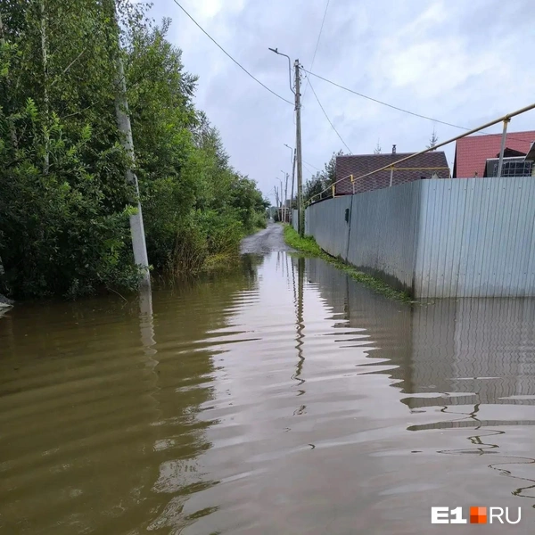 Дорога в поселке Садовом на улице Глинной находится под водой | Источник: читатель E1.RU