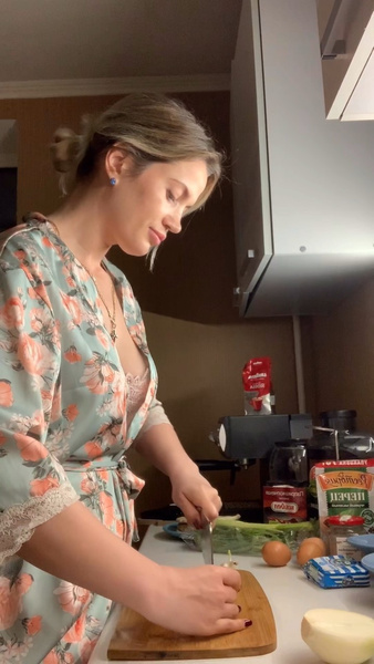 «Видеозавтрак с Miss MAXIM»: Люссиена Смирнова учит готовить шакшуку