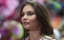 Редкий выход: Алина Кабаева в платье-кимоно на втором этапе международного турнира «Кубок сильнейших»