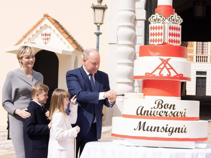 Наконец-то, улыбается: князь Монако Альбер II и княгиня Шарлен на праздновании дня рождения монарха