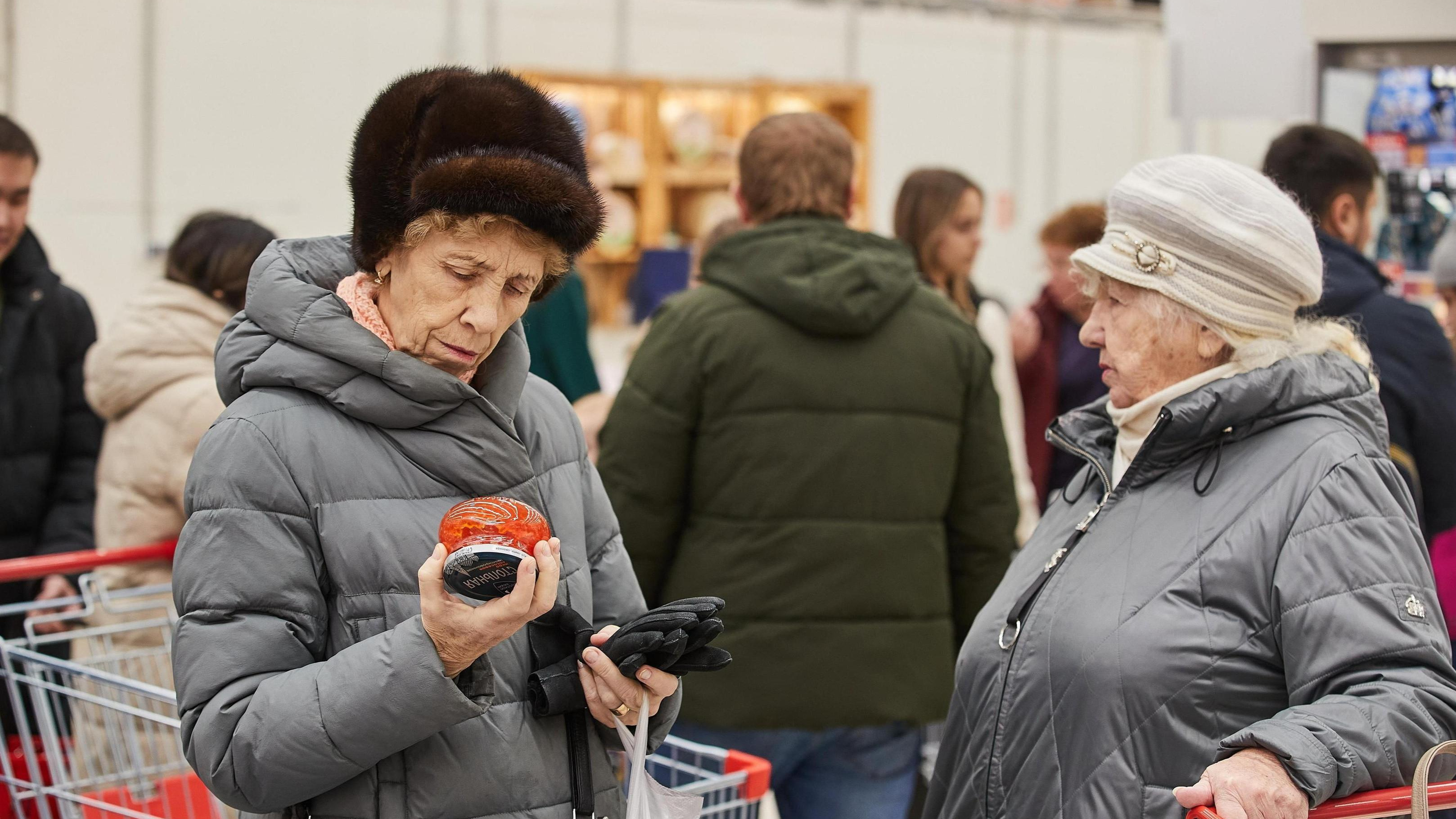 Даже хлеб и молоко привязаны к доллару. Экономисты — о том, на что должны упасть цены в первую очередь