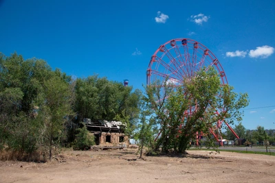 Red Sun wheel: dilapidated DK, burned house, wasteland