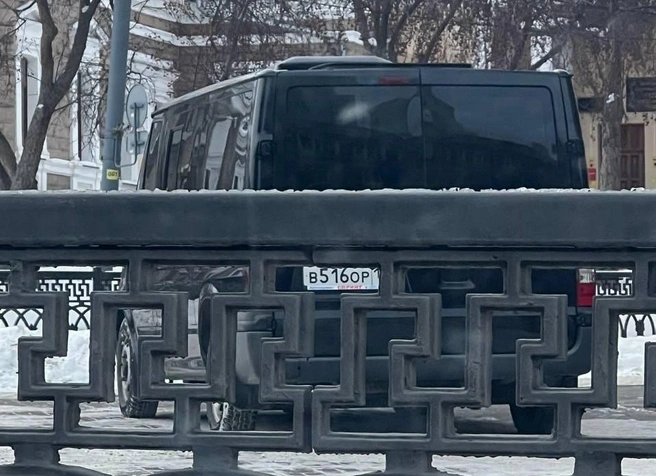 Водителя Ford с номерами «ВОР», который запарковался на тротуаре у Арбитражного суда, штрафовать не стали: якобы он находился здесь по служебной необходимости. Формально ПДД не запрещают подъезд по кратчайшему пути по тротуару для разгрузки у предприятий (пункт 9.9 ПДД) | Источник: читатель 74.RU