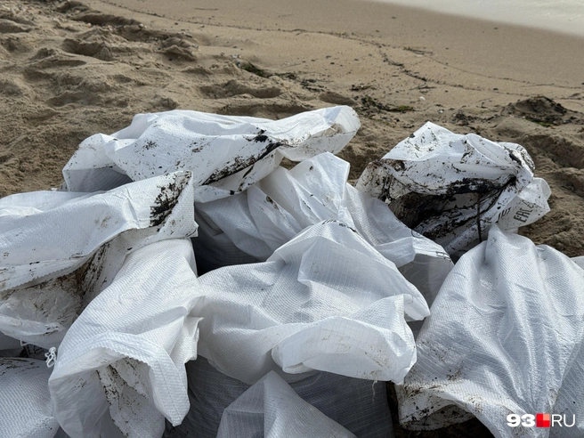 На берегу снова можно найти мешки в мазуте | Источник: Валерия Дульская / 93.RU