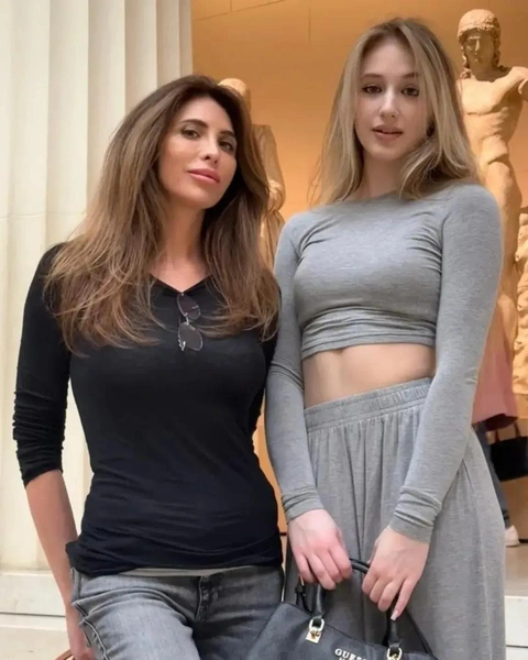 Старшая дочь дрессировщика Ева поддерживает маму