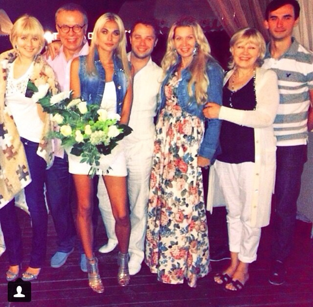 Виталий отметил праздник в компании Марии Кожевниковой, ее мамы и Вячеслава Фетисова с женой