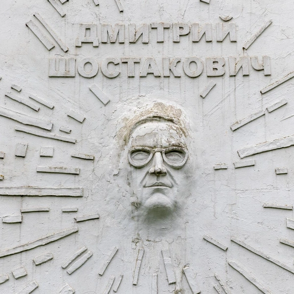Мемориальная доска с горельефом установлена со стороны Кронверкской улицы | Источник: Сергей Михайличенко / «Фонтанка.ру»