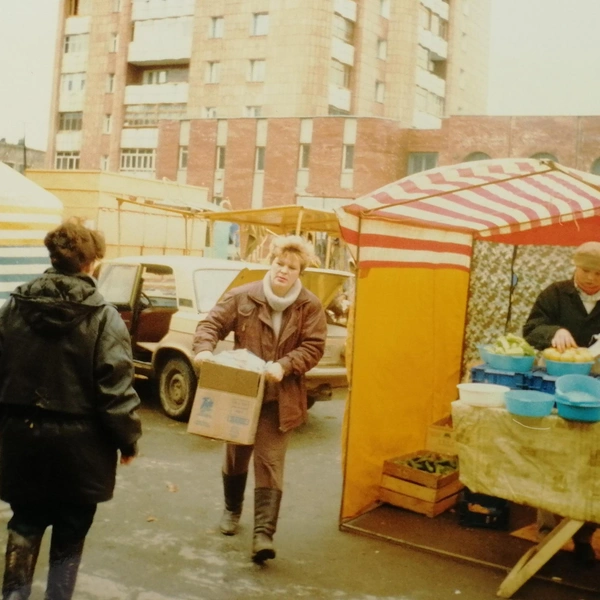 На мини-рынке в районе площади Дружбы (да и в других местах Перми) в 1990-е торговали в таких палатках  | Источник: архив Юлии Нарышкиной / 59.RU