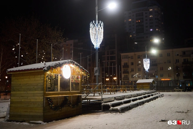 Один из киосков находится напротив горки | Источник: Роман Данилкин / 63.RU