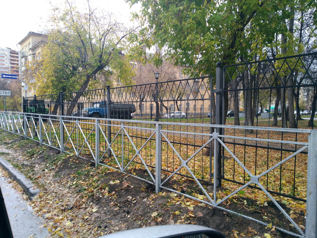 Фото №1 - В Новосибирске забор огородили забором