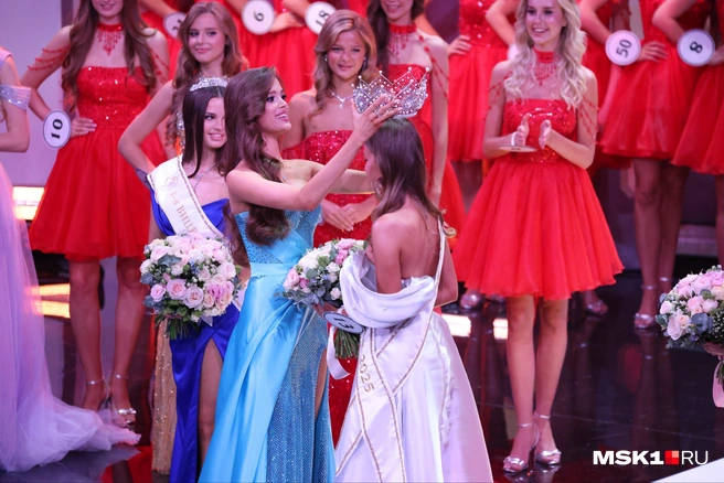 Волнительный момент передачи короны | Источник: Татьяна Спиридонова / MSK1.RU