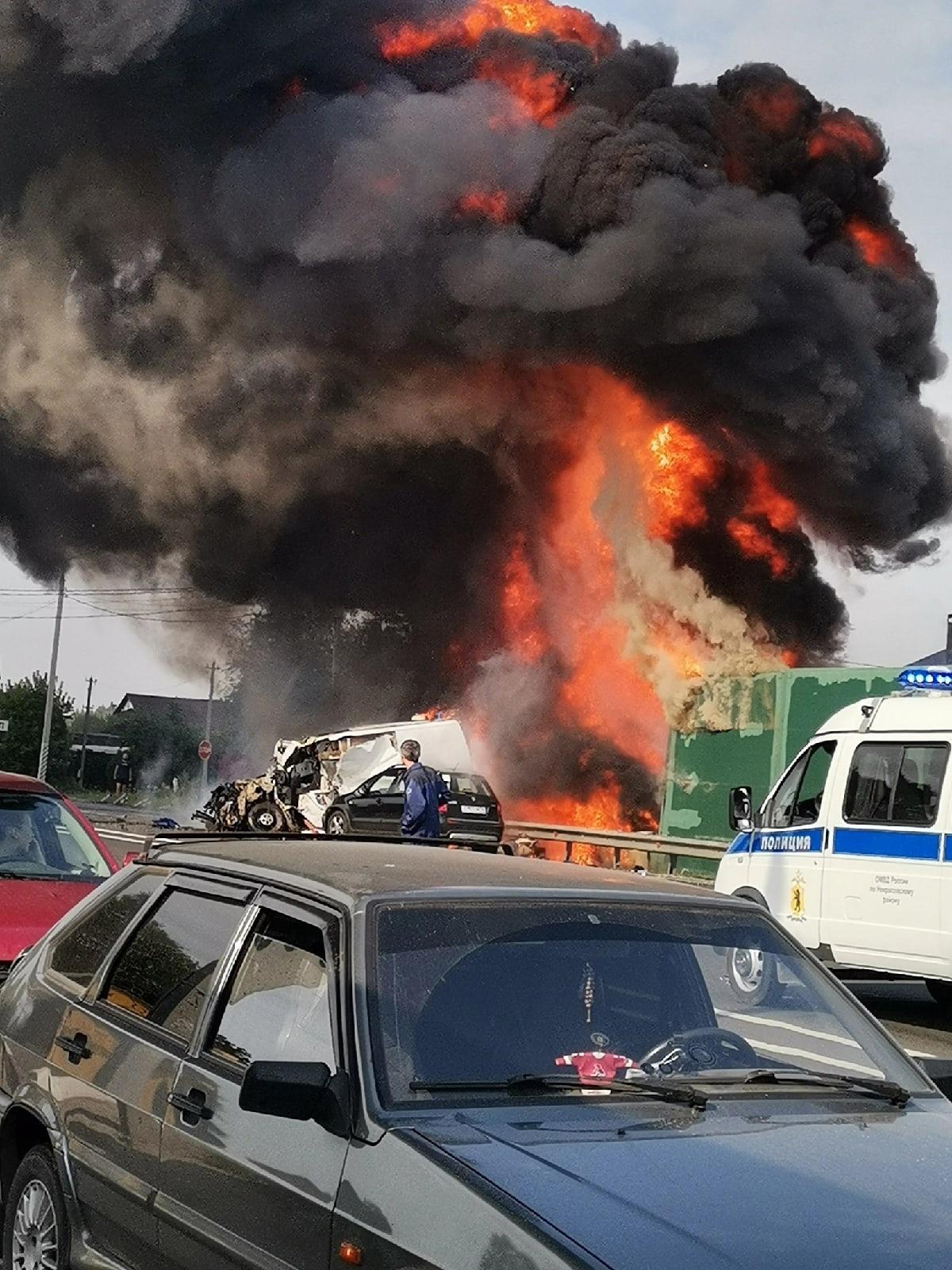 В Ярославской области бензовоз врезался в скорую помощь — подробности,  видео, 30 августа 2022 г. - 30 августа 2022 - НГС.ру