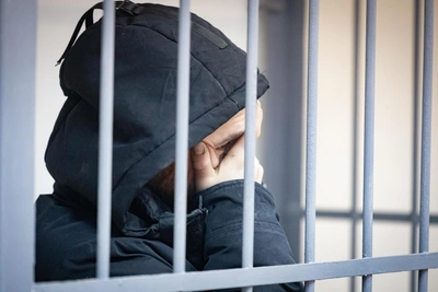 Суд отправил в СИЗО троих обвиняемых в изнасиловании школьницы