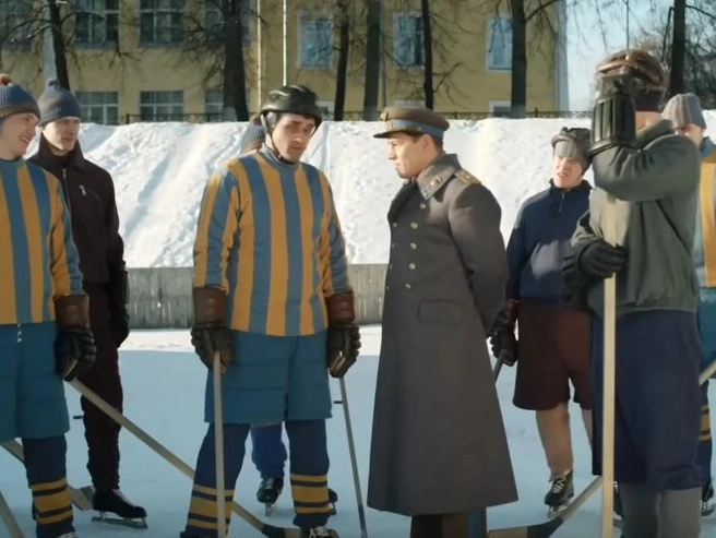 Василий Сталин с хоккеистами клуба ВВС. Кадр из сериала «Сын отца народов» (2013). В роли Красного принца — Гела Месхи | Источник: YouTube