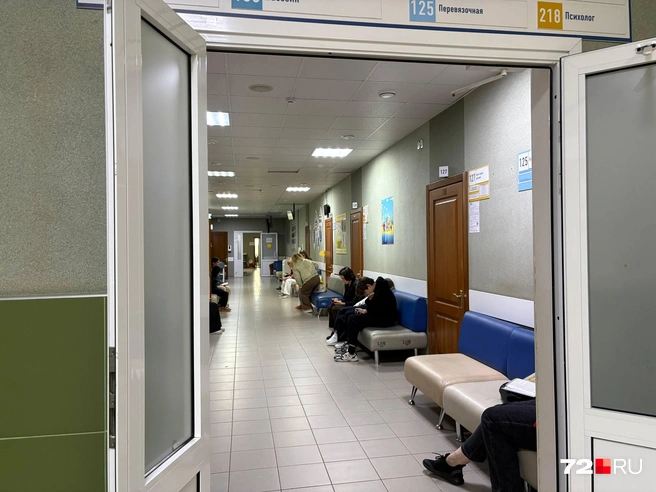 Просторное место в поликлинике там, где принимают узкие специалисты и где находится прививочный кабинет. В остальных частях учреждения всё забито пациентами  | Источник: Мария Токмакова / 72.RU