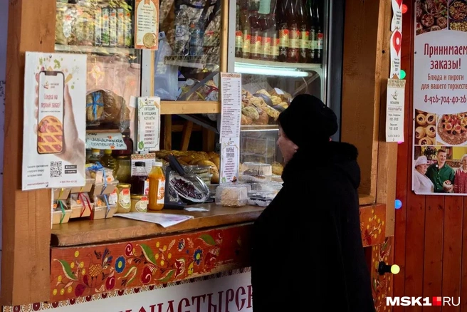 Неподалеку расположена монастырская лавка, где покупатели также закупаются булками и пирожками | Источник: Дмитрий Толстошеев / MSK1.RU