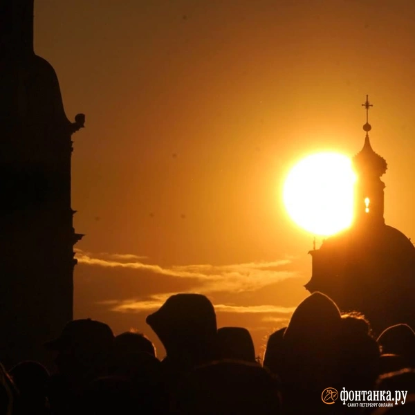 Перед салютом природа устроила еще одно небесное шоу | Источник: Павел Даиси / «Фонтанка.ру»