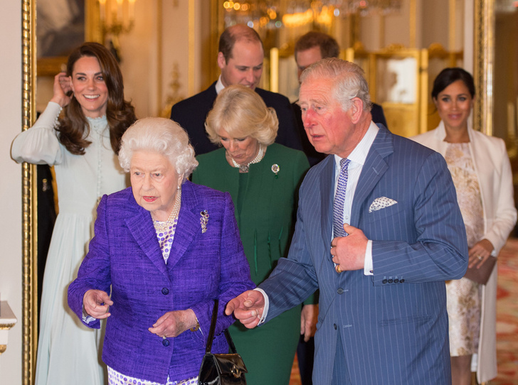 Фото №1 - Как британская королевская семья «укрепляет оборону» в соцсетях