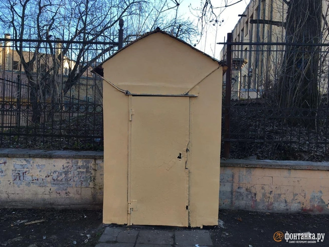 Боец спецназа в саду Петербурга закончил как Навальный: его закрасили (фото) | Источник: Лена Ваганова/«Фонтанка.ру»