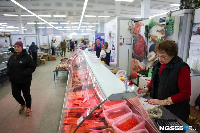 Продавец красной икры подсчитывает доходы | Источник: Евгений Софийчук / NGS55.RU