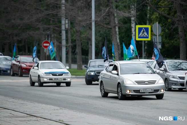Автомобили традиционно украсили флагами Воздушно-десантных войск | Источник: Андрей Бортко / NGS.RU