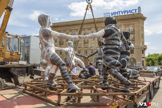 Часть скульптур замотаны в черную пленку, а часть&nbsp;— в белую | Источник: Константин Завриков / V1.RU