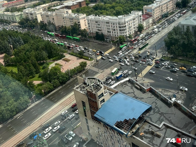 Сверху хорошо видно скопившийся транспорт  | Источник: читатель 74.RU