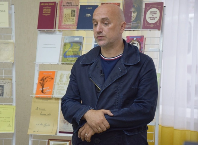 Захар Прилепин передал Рязани уникальную коллекцию есенинских артефактов | ya62.ru