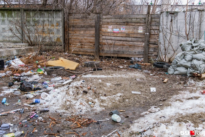 Тихий Компрос — это центр города, но здесь можно встретить несанкционированные свалки | Источник: Тимофей Калмаков