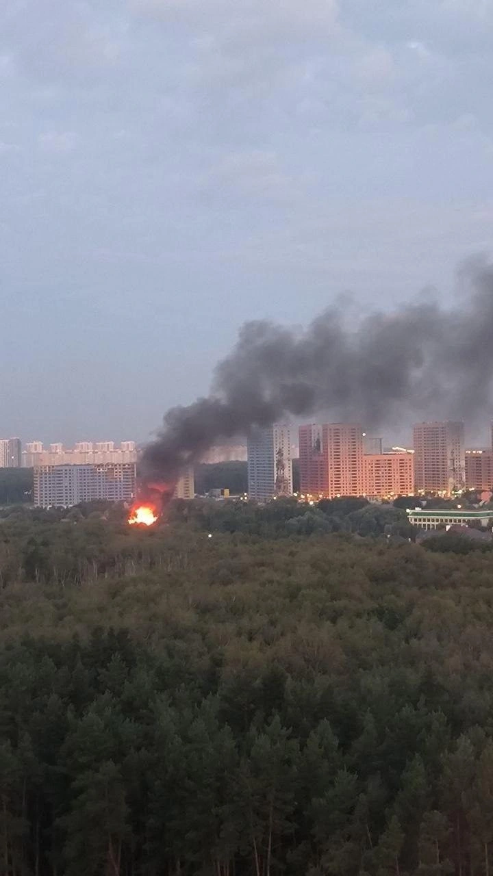 В деревне Картмазово загорелись два частных дома, один человек погиб, еще  двое пострадали, на месте работают сотрудники МЧС - 13 августа 2023 -  МСК1.ру