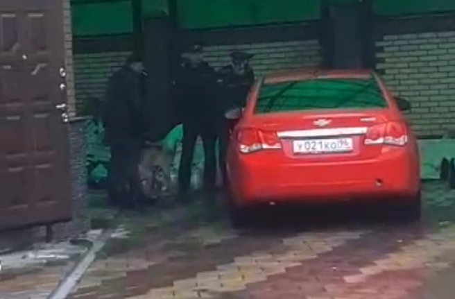 Chevrolet Мухриддина остался во дворе дома, откуда выгнали семью | Источник: читатель E1.RU